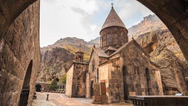 Geghard, il monastero scolpito nella montagna che racconta l’anima più antica dell’Armenia