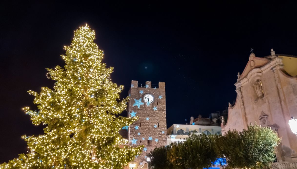Albero di Natale in piazza a Taormina, Sicilia