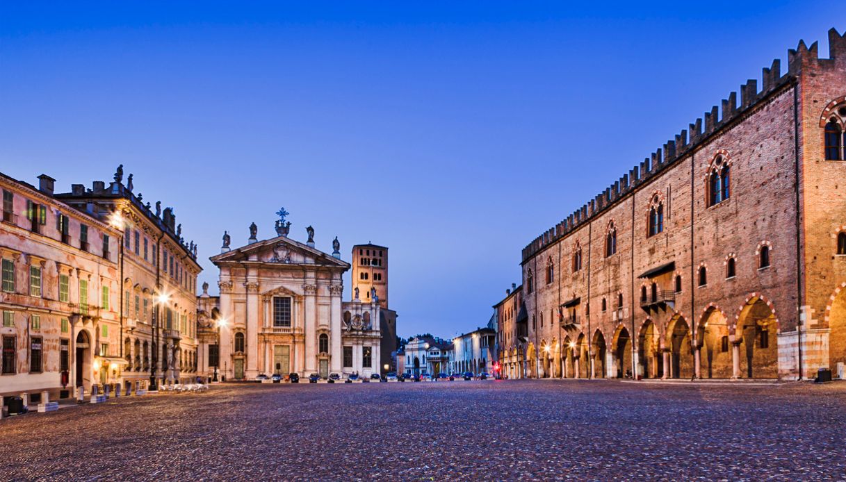 Piazza Sordello a Mantova vista di notte