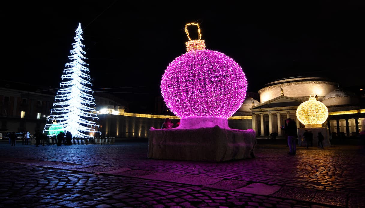 https://siviaggia.it/wp-content/uploads/sites/2/2025/12/Piazza-del-Plebiscito-a-Natale-Napoli-1.jpg