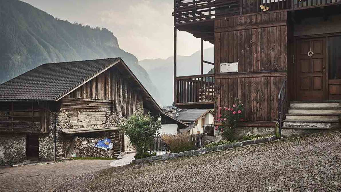 Mezzano di Primiero, il borgo con l’albero di Natale rovesciato