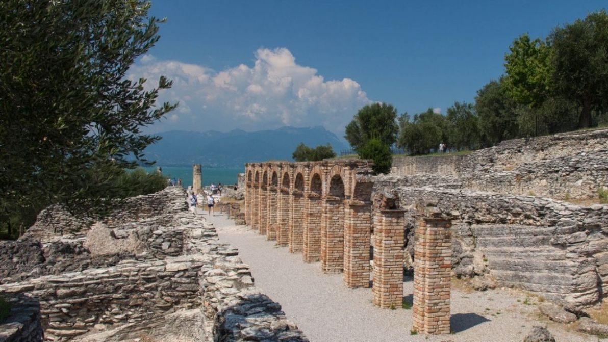 Lago di Garda, le Grotte di Catullo svelano nuovi resti romani: scoperta straordinaria