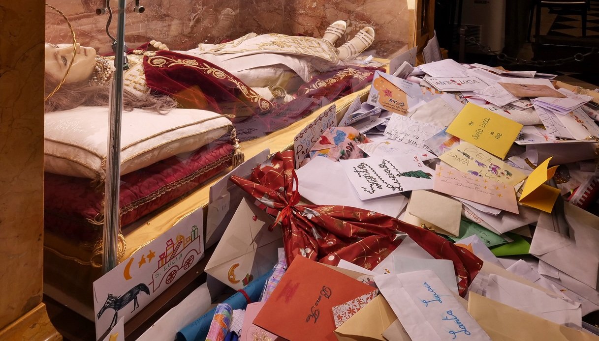 Letterine lasciate dai bambini a Santa Lucia