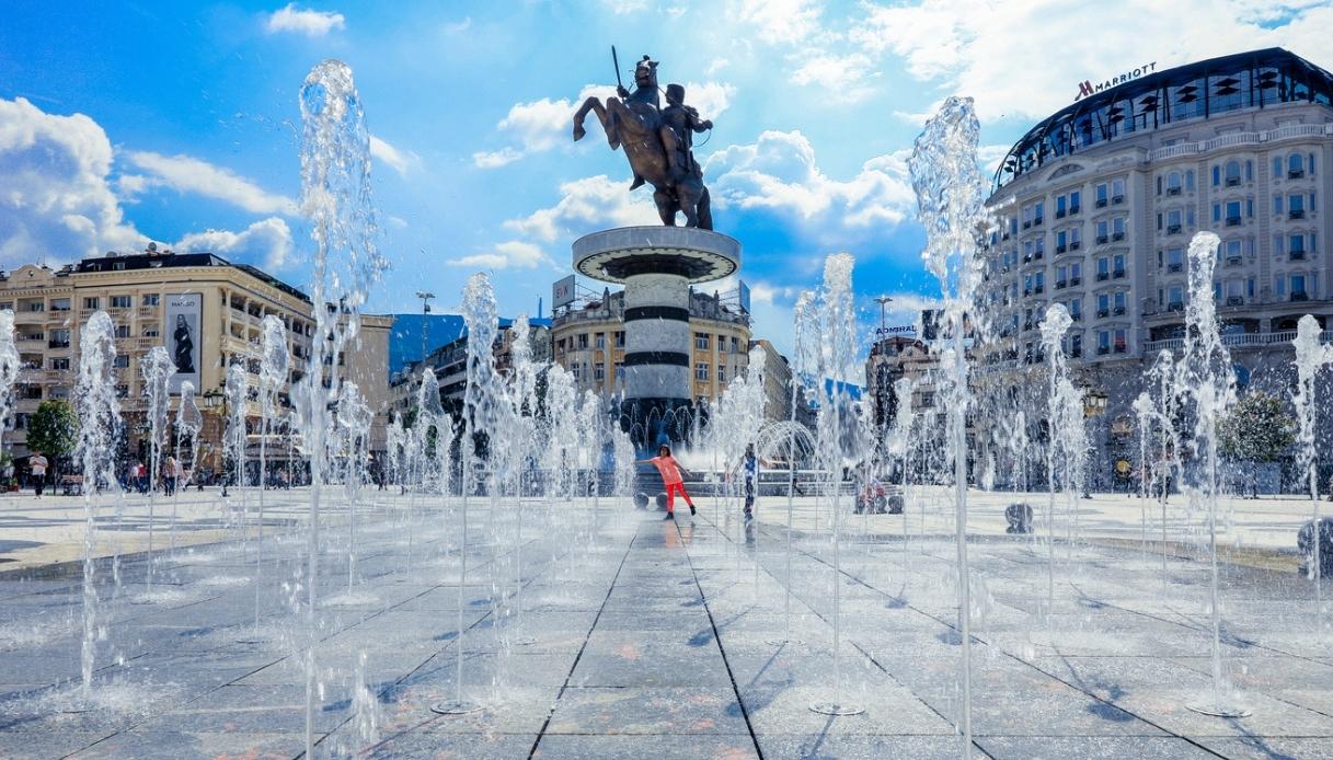 Skopje, fontane d'acqua nella piazza principale