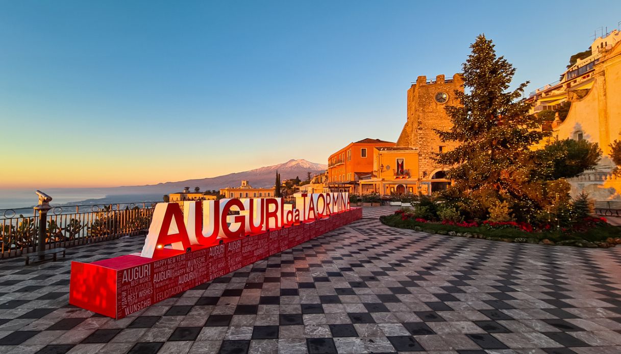 https://siviaggia.it/wp-content/uploads/sites/2/2025/12/Taormina-Natale.jpg