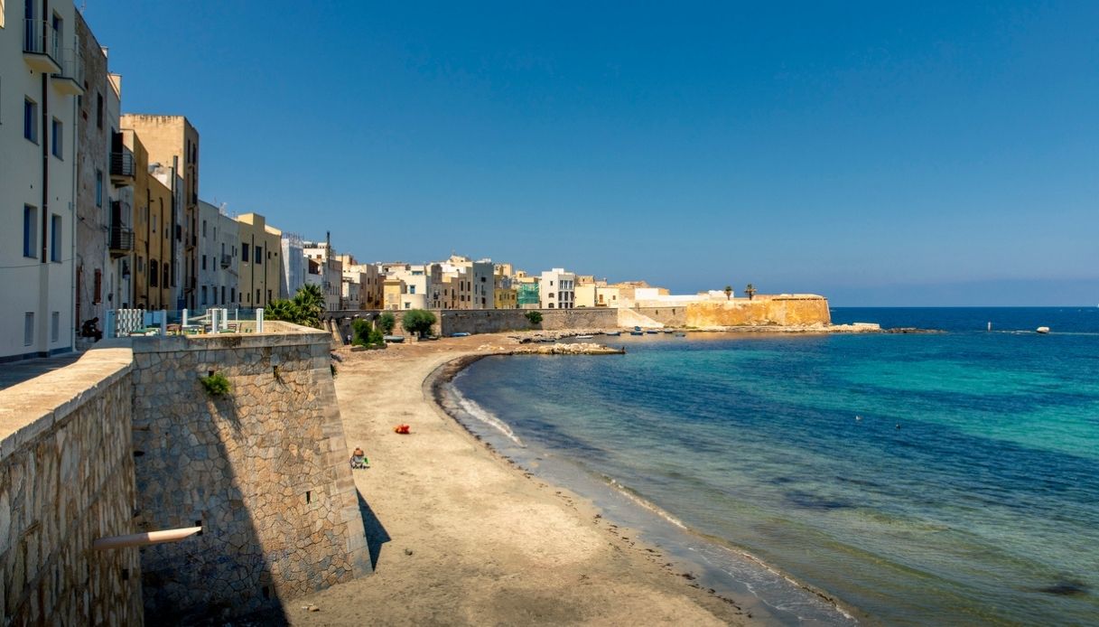 Viaggio lungo la Rete Mediterranea delle Città del Corallo, che unisce 6 città e 3 Paesi