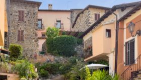 Trevignano Romano tra storia millenaria e acque cristalline: il borgo sul lago di Bracciano da scoprire senza fretta