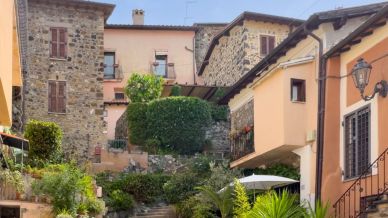 Trevignano Romano tra storia millenaria e acque cristalline: il borgo sul lago di Bracciano da scoprire senza fretta