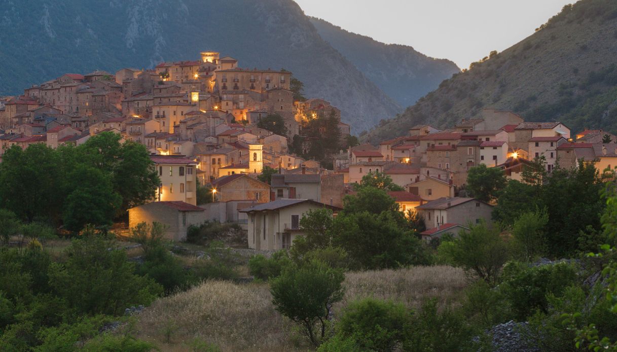 Veduta del centro storico italiano di Villalago in provincia dell'Aquila