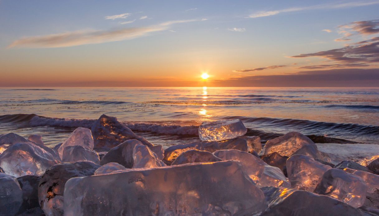 Jewelry Ice, il fenomeno che in inverno trasforma una spiaggia ricoprendola di gemme luccicanti