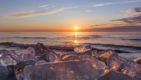 Jewelry Ice, il fenomeno che in inverno trasforma una spiaggia ricoprendola di gemme luccicanti