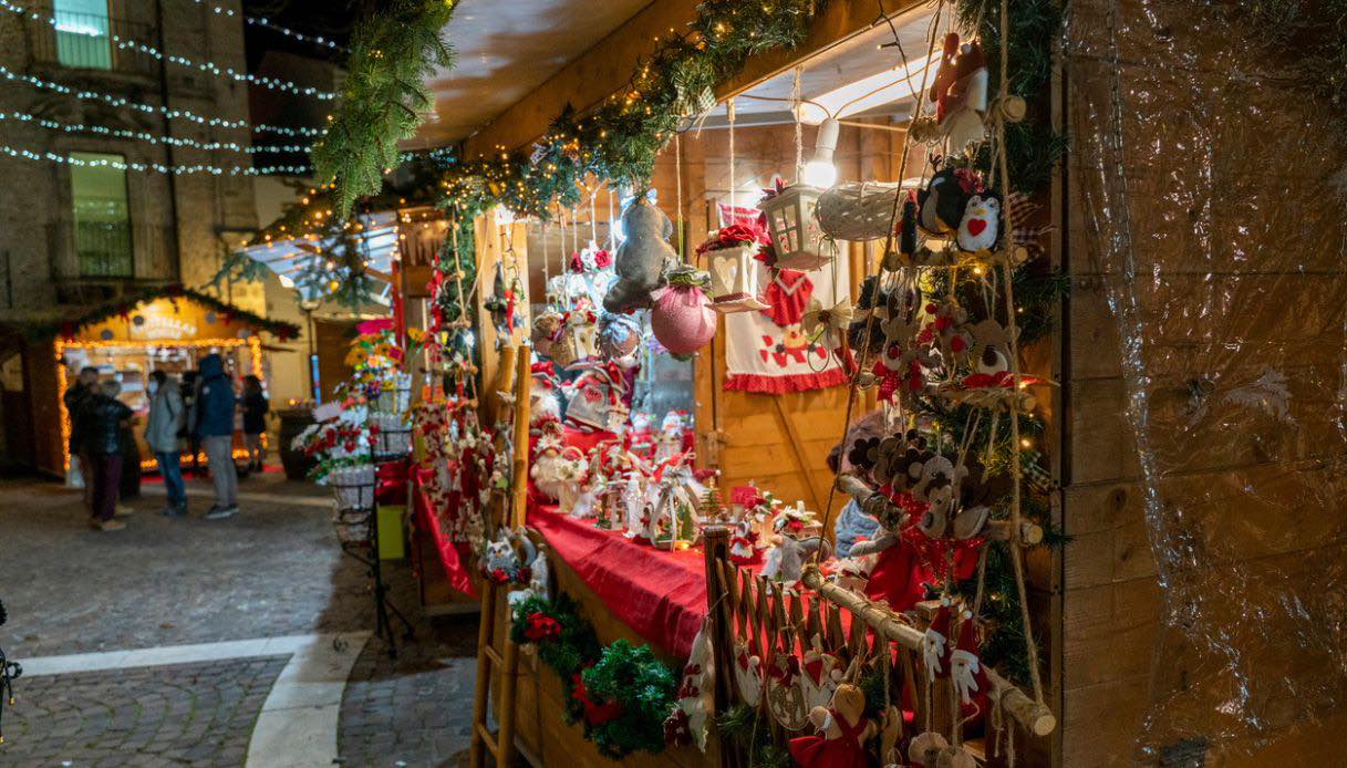 https://siviaggia.it/wp-content/uploads/sites/2/2025/12/mercatini-natale-abruzzo.jpg