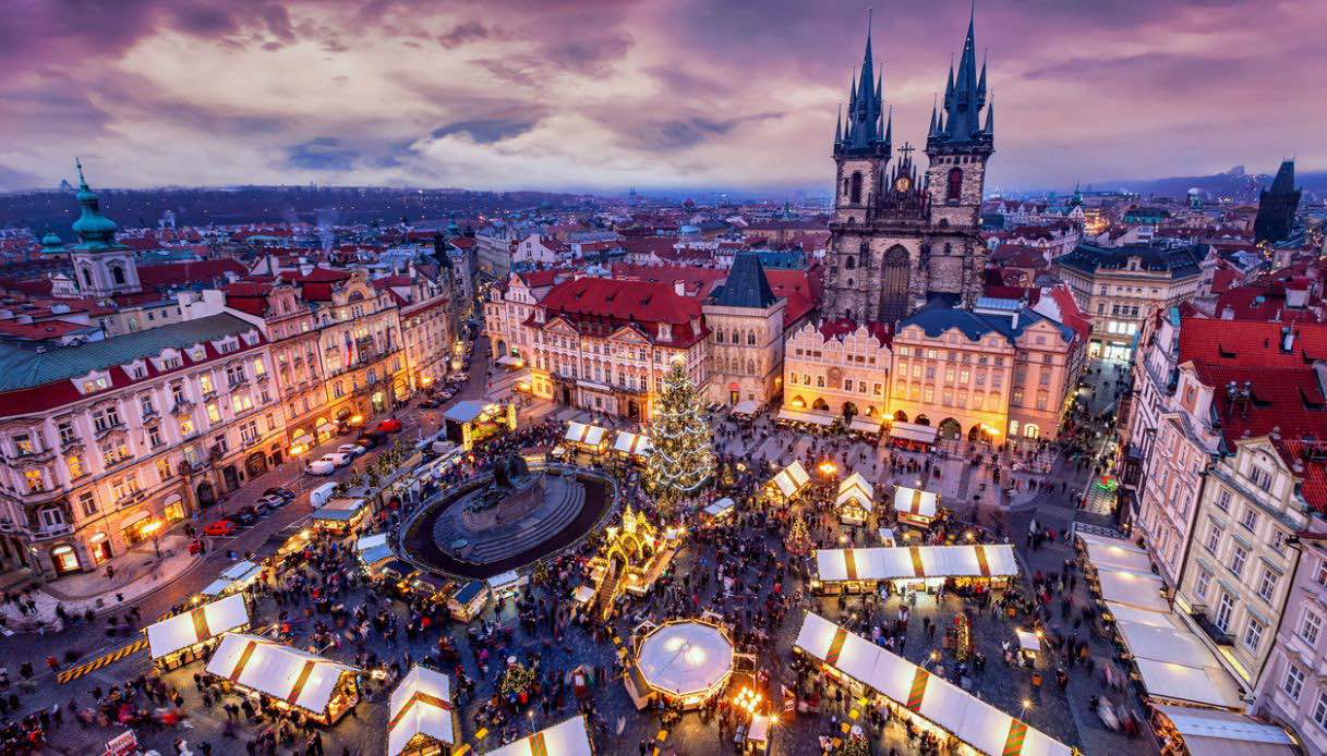 Mercatino di Natale nella Piazza Vecchia a Praga