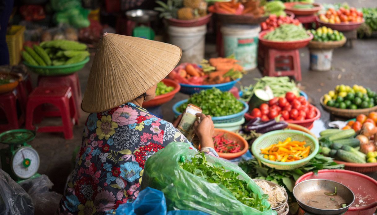 Donna vende frutta e verdura al mercato di Hoi An