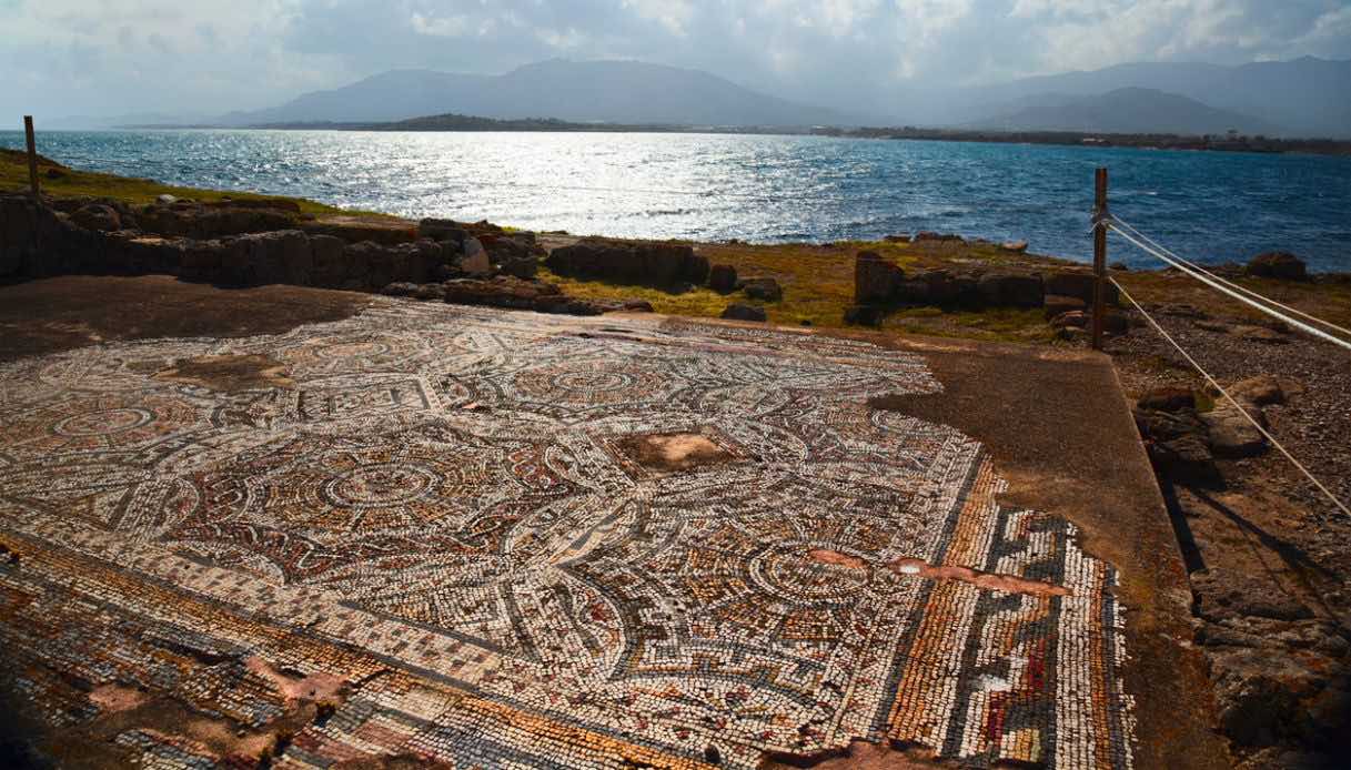 Mosaico romano nell'area archeologica di Nora