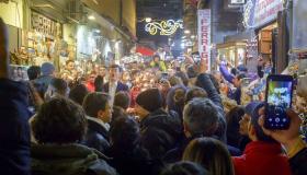 Napoli tra overtourism e Disneyficazione: la stampa estera critica la città