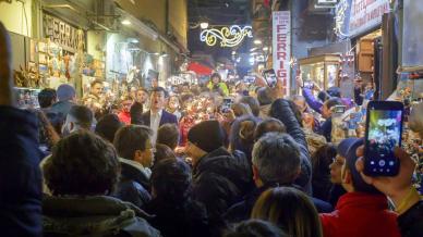 Napoli tra overtourism e Disneyficazione: la stampa estera critica la città