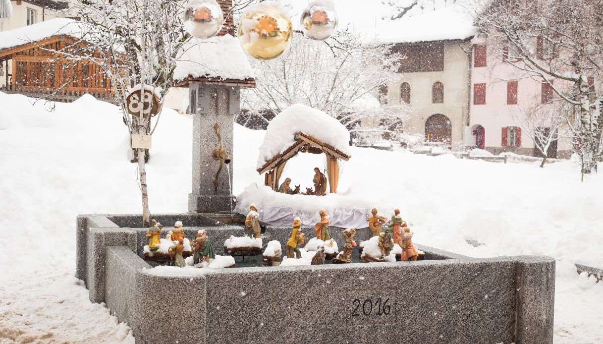 Un presepe nel borgo di Ossana con la neve