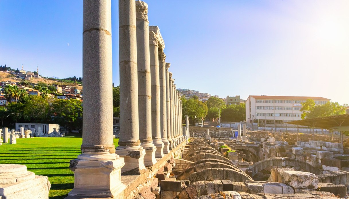 https://siviaggia.it/wp-content/uploads/sites/2/2026/01/Agora-di-Smirne-Turchia.jpg