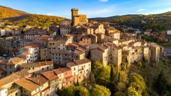 Arcidosso è una fortezza di pietra, un borgo che sembra nascere dalla roccia del Monte Amiata