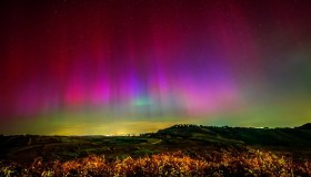 Una straordinaria aurora boreale colora i cieli in Italia: dove ammirare il raro fenomeno