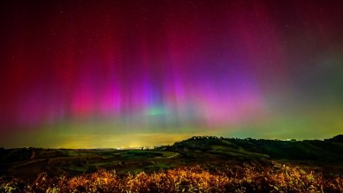 Una straordinaria aurora boreale colora i cieli in Italia: dove ammirare il raro fenomeno