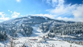 Queste mete innevate dove sciare si raggiungono a prezzi stracciati con Wizz Air