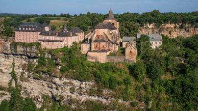 Bozouls è il borgo che sfida la roccia: è arroccato sull’orlo di un canyon millenario