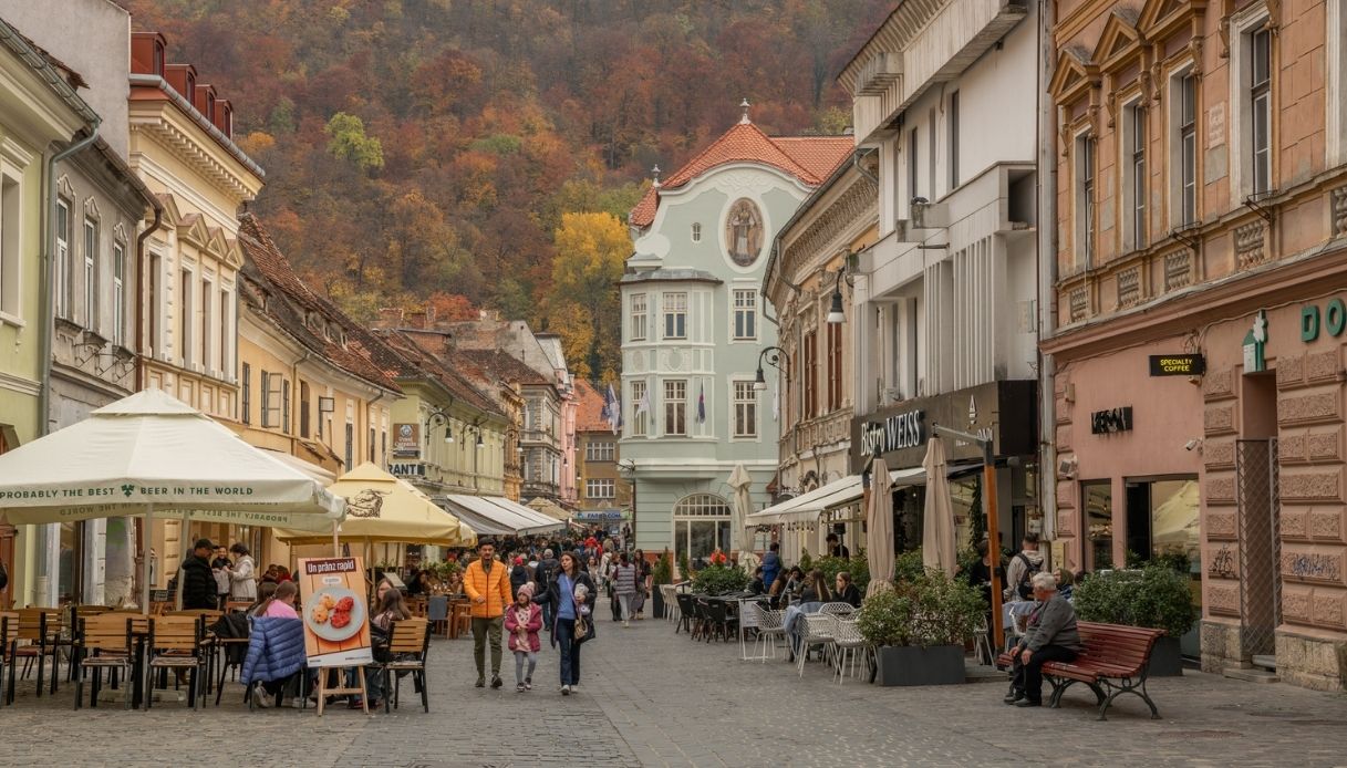 Il centro storico di Brașov in Romania