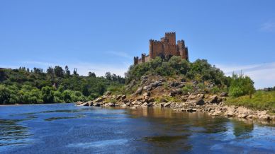 L’affascinante Castello di Almourol, un battito di pietra nel cuore del fiume Tago