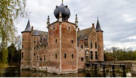 Le torri sull’acqua del Castello di Cleydael, un fascino antico nelle verdi campagne delle Fiandre