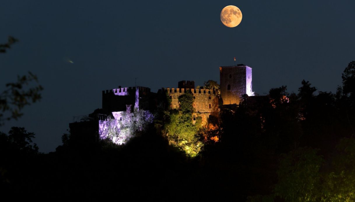 Panorama notturno con il Castello di Gropparello, Piacenza