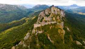Castello di Peyrepertuse: la fortezza sospesa tra cielo, eretici e frontiere di pietra