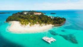 Cayo Levantado, l’isola del rum che ha fatto (e fa ancora oggi) sognare il mondo