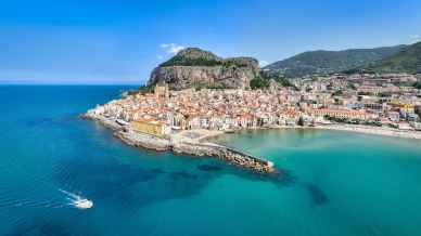 La spiaggia preferita è una mezzaluna di sabbia dorata siciliana: l’elogio del Guardian a Cefalù