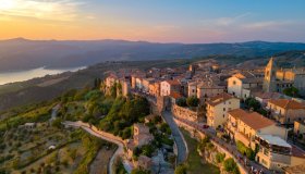 Civitella del Lago, il borgo umbro che fa da sentinella sopra le acque del Corbara