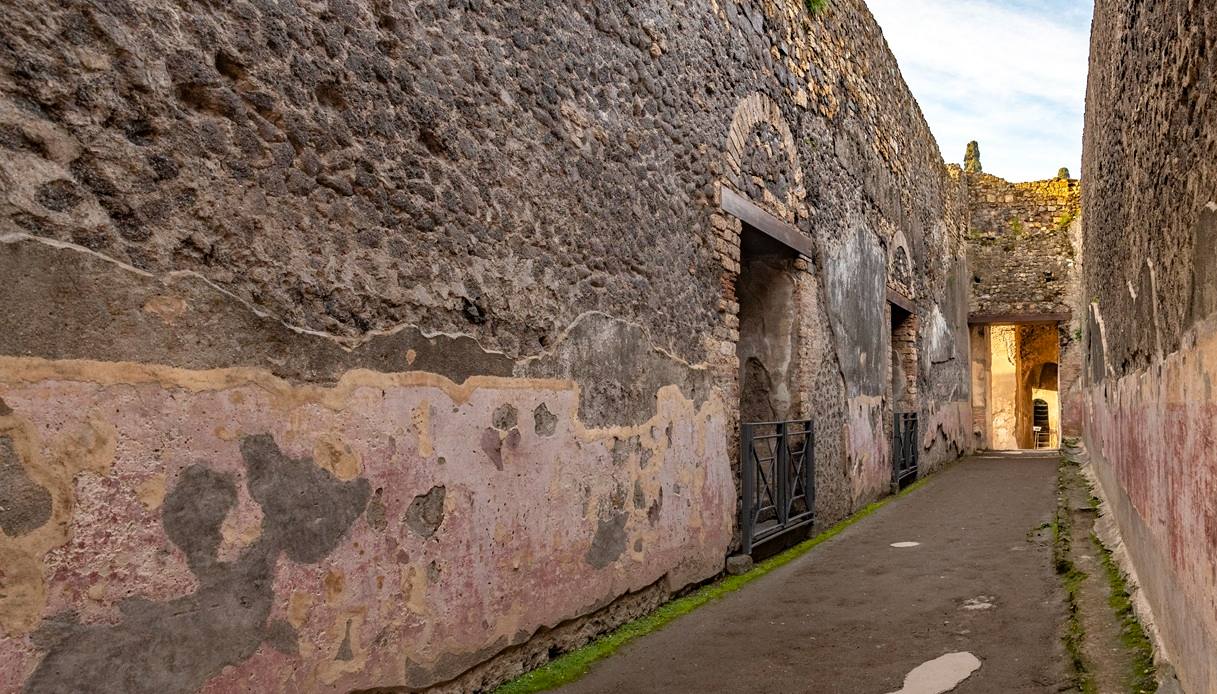 Pompei rivive tra gladiatori e messaggi d'amore millenari: scoperti graffiti inediti