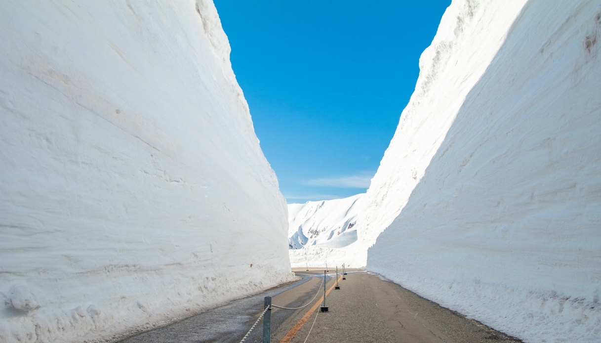 Il Corridoio della Neve di Tateyama: la strada tra canyon di neve con pareti alte come palazzi