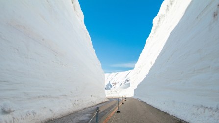 Il Corridoio della Neve di Tateyama: la strada tra canyon di neve con pareti alte come palazzi