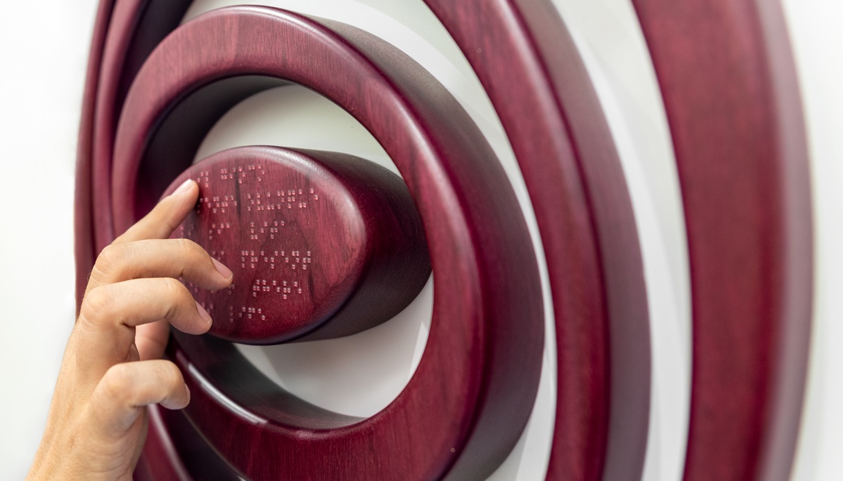 Opera con incisioni Braille in mostra