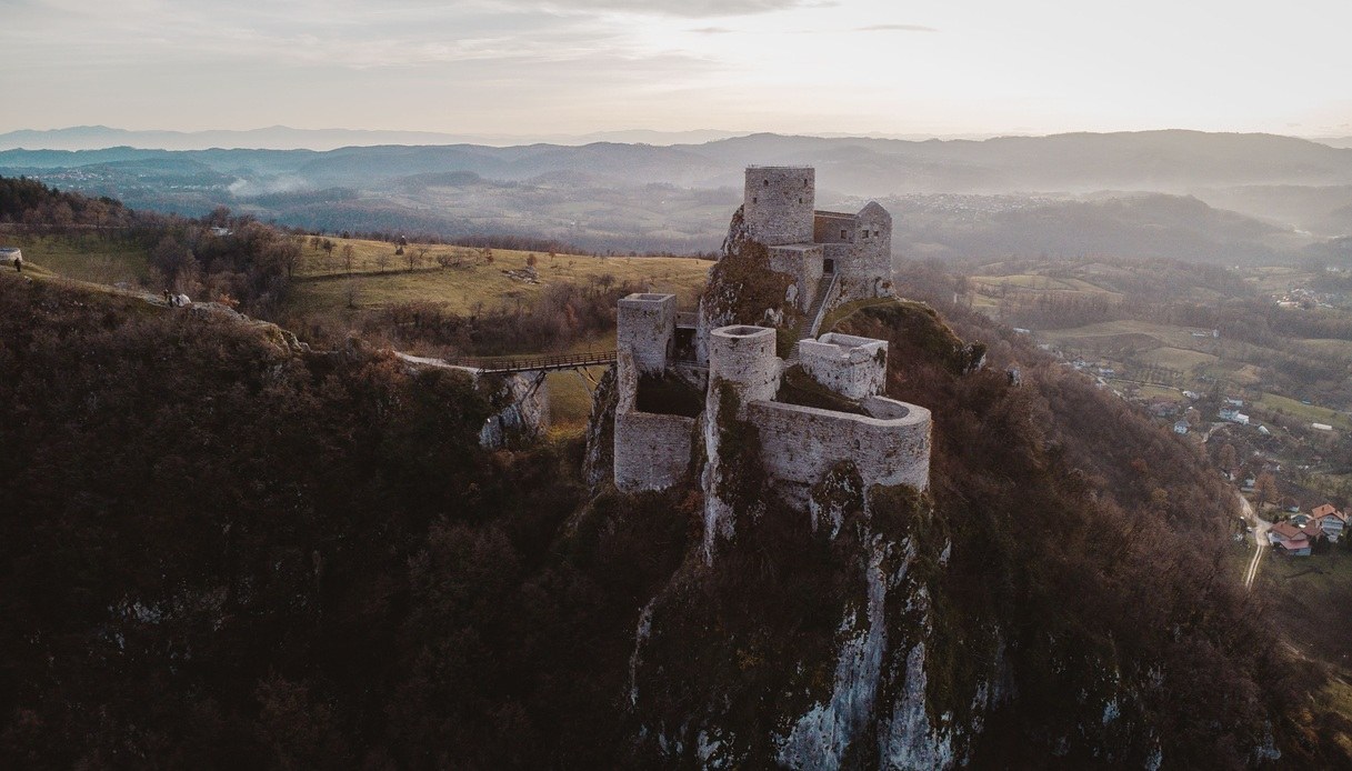 Fortezza di Srebrenik, gioiello d'argento incastonato nella roccia