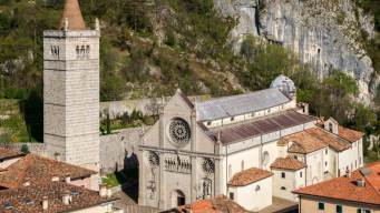 Gemona del Friuli, pietra viva tra pianura e Prealpi, il racconto di una città ricostruita con coscienza e memoria