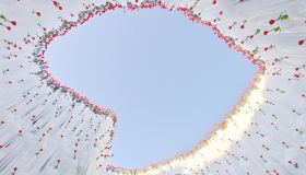 Benvenuti nel ghiacciaio a forma di cuore pieno di romantiche rose rosse