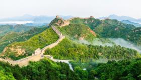 Attraversare la storia seguendo la Grande Muraglia Cinese, un viaggio dal deserto al mare