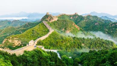 Attraversare la storia seguendo la Grande Muraglia Cinese, un viaggio dal deserto al mare