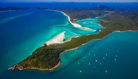 Viaggio nelle Whitsunday, là dove il mare disegna isole giovani e custodisce memorie antiche