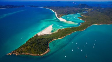 Viaggio nelle Whitsunday, là dove il mare disegna isole giovani e custodisce memorie antiche