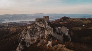 La Fortezza di Srebrenik, un gioiello “d’argento” incastonato nella roccia
