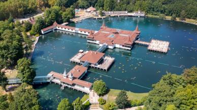 L’incredibile Lago di Hévíz, il gigantesco tesoro termale che rigenera corpo e anima