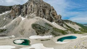 Il Lago di Pilato in inverno e la leggenda del “lago con gli occhiali” tra i Monti Sibillini